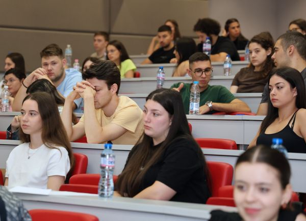 Над 1200 кандидат-студенти положиха изпит по химия в МУ - Пловдив