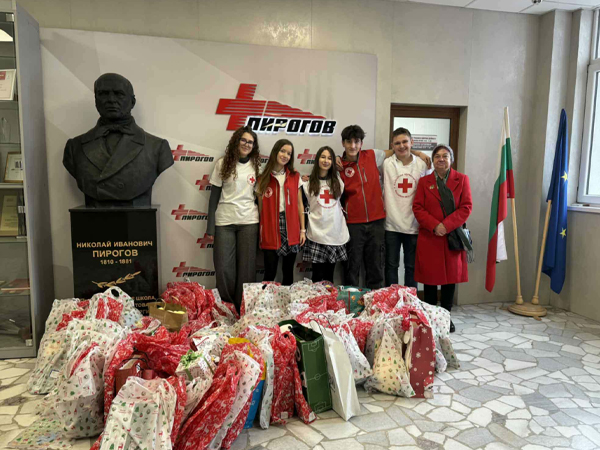 БЧК доброволци раздадоха подаръци на деца в болници