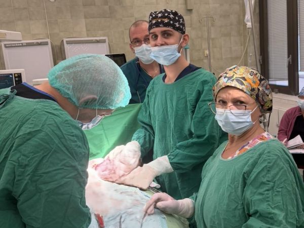 2 кг тумор от корема на жена отстраниха лекари от УМБАЛ Бургас