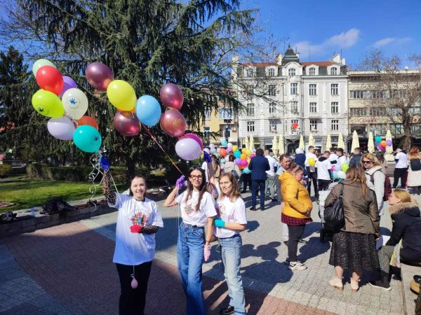 Разноцветни балони в небето на Пловдив в подкрепа на хората с редки болести