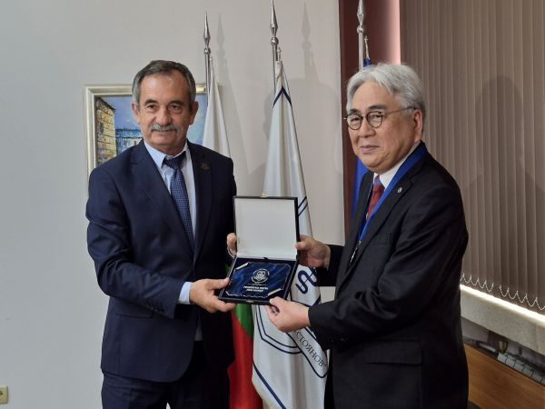 Среща между ректора на МУ – Варна и президента на японския Университет Комацу