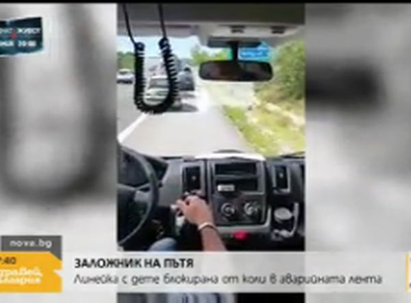 Линейка с малък пациент блокирана от автомобили в аварийна лента