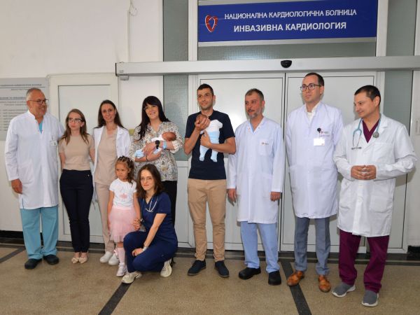 Лекари от две болници спасиха бременна с близнаци жена с аортна дисекация