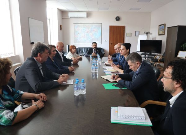 Министърът: Финансовата дисциплина не означава съкращения и неизплащане на извънреден труд