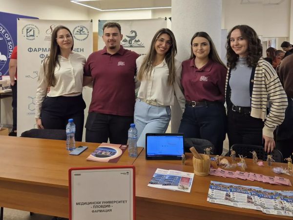 Студенти от МУ – Пловдив представиха обучението във Фармацевтичния факултет пред ученици