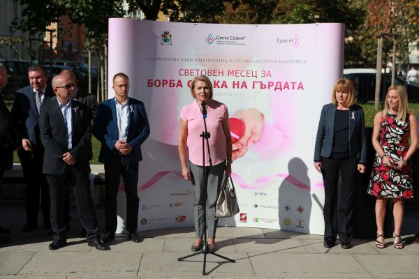 1200 розови балона полетяха в памет на жените, които губят битката с рака на гърдата