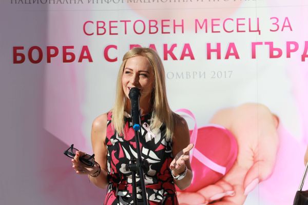 1200 розови балона полетяха в памет на жените, които губят битката с рака на гърдата