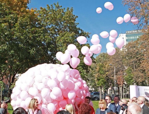 1200 розови балона полетяха в памет на жените, които губят битката с рака на гърдата