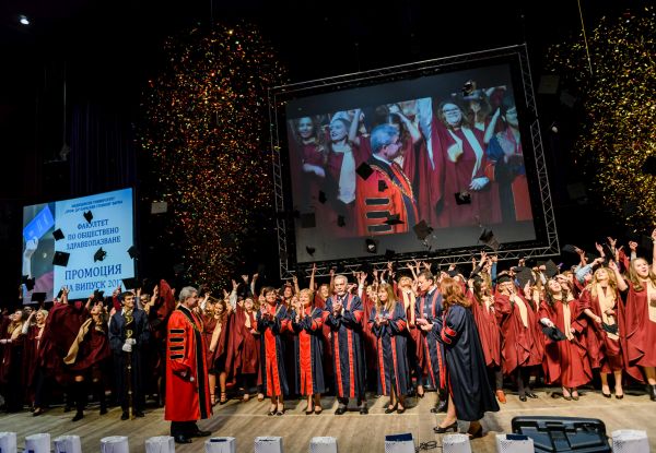 Дипломираха се 271 здравни специалисти от Випуск 2017 на ФОЗ към МУ Варна