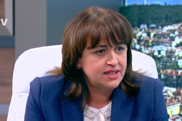 Бавят лечението на тежко болно дете заради липсващ е-мейл