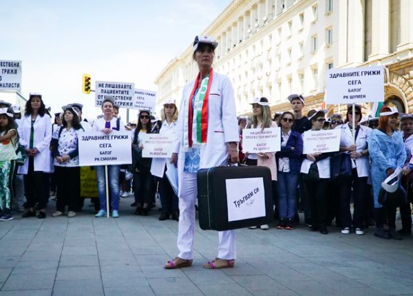 Стотици медсестри протестираха в деня на професионалния си празник