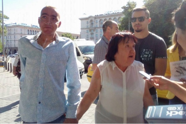 Проблем с трансплантациите на българи във Виена събра пациенти на протест пред МЗ