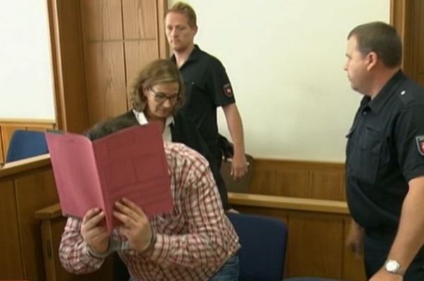 Нилс Хьогел вече е обвинен за смъртта на 100 пациенти