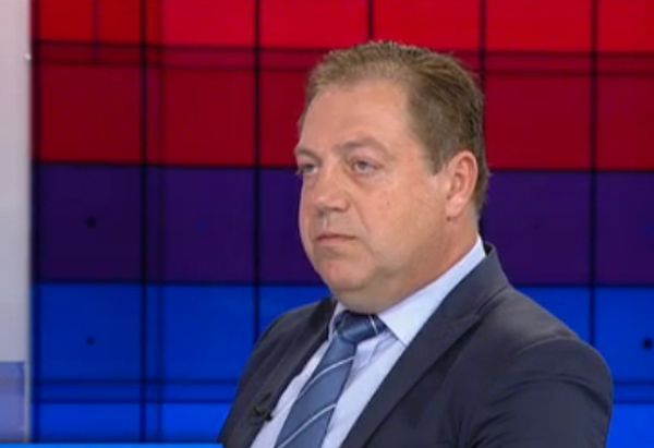 Правят се опити да се постигне максимата „разделяй и владей”