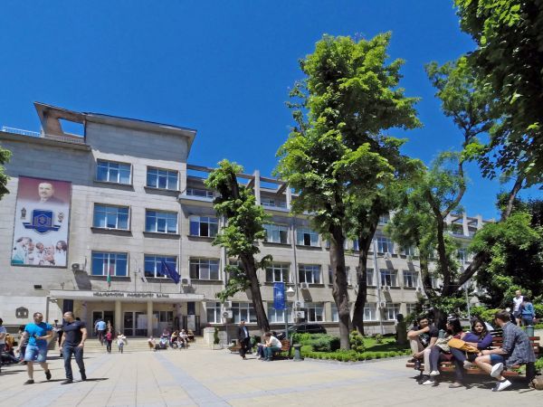 Студенти от МУ-Варна се срещнаха в Церн с носител на Нобелова награда за физика