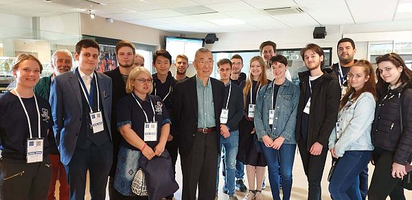 Студенти от МУ-Варна се срещнаха в Церн с носител на Нобелова награда за физика