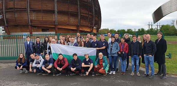 Студенти от МУ-Варна се срещнаха в Церн с носител на Нобелова награда за физика