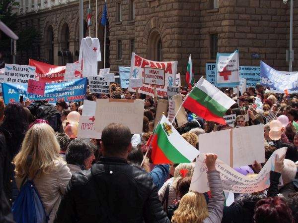 Десетки медицински сестри от страната излязоха на протест пред МС