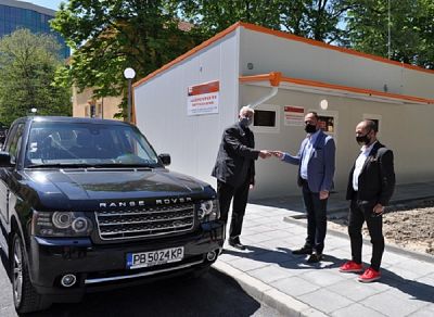 Бареков дари личния си автомобил на лабораторията за COVID-19 в УМБАЛ „Свети Георги”
