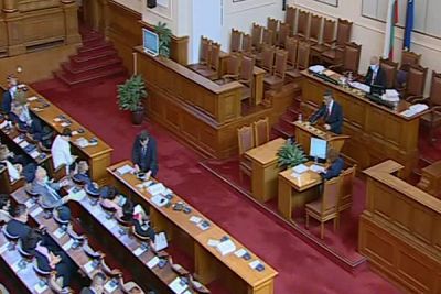 Караянчева сезира РЗИ заради депутати без маски в парламентарната зала