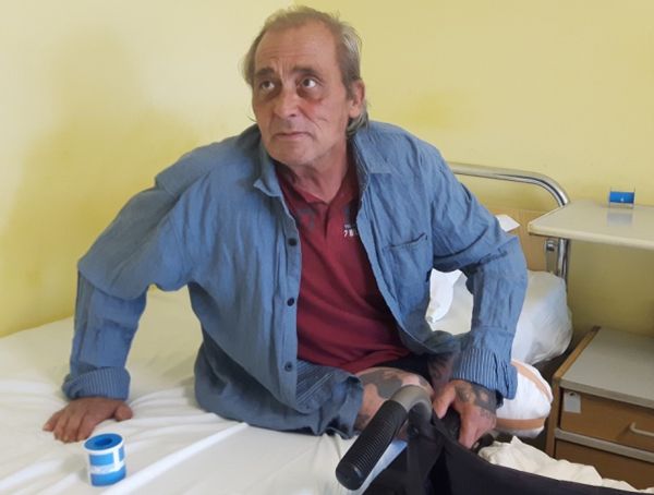 Бездомник вече месец живее в УМБАЛ Бургас, търси помощ за настаняване в дом   