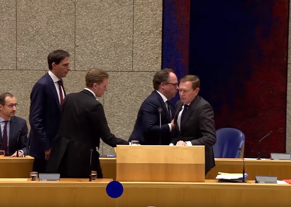 Нидерландският здравен министър припадна от изтощение (Видео)