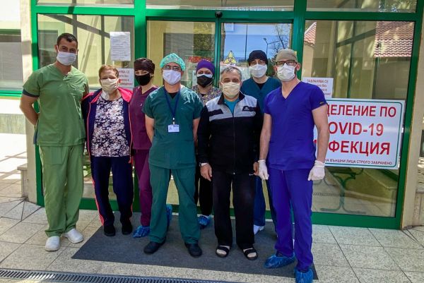 „Пълмед“ изписа семейство с коронавирус след 15 дневно интензивно лечение