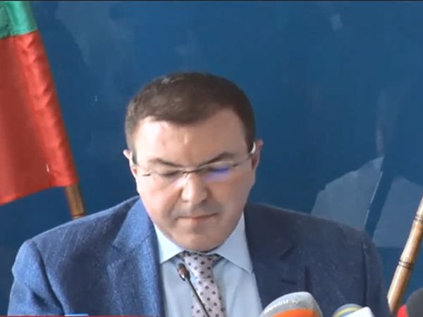 Ситуацията в домовете в Русе и Варна е овладяна, увери министърът
