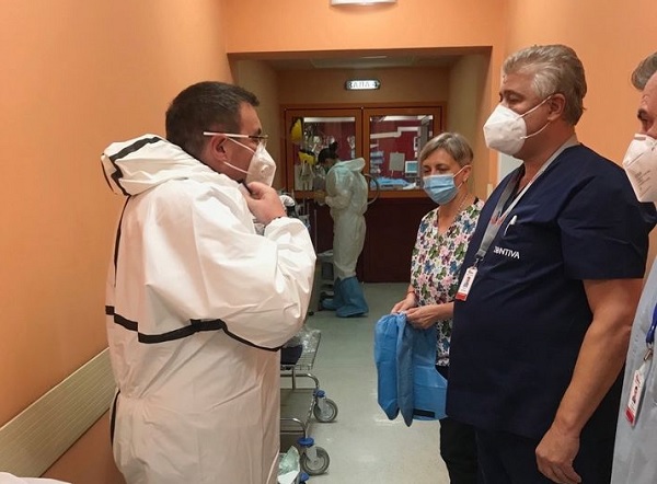 Министърът влезе в реанимацията на „Пирогов“ заради двама болни от COVID лекари
