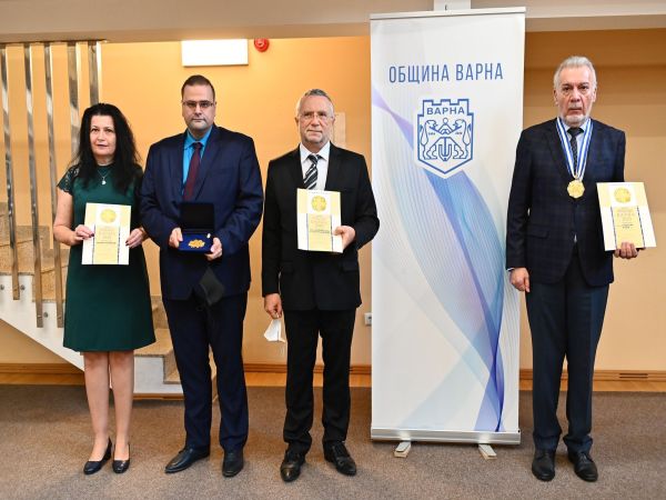 Проф. Радев, доц. Павлов и екипът на проф. Платиканов с награди „Варна“