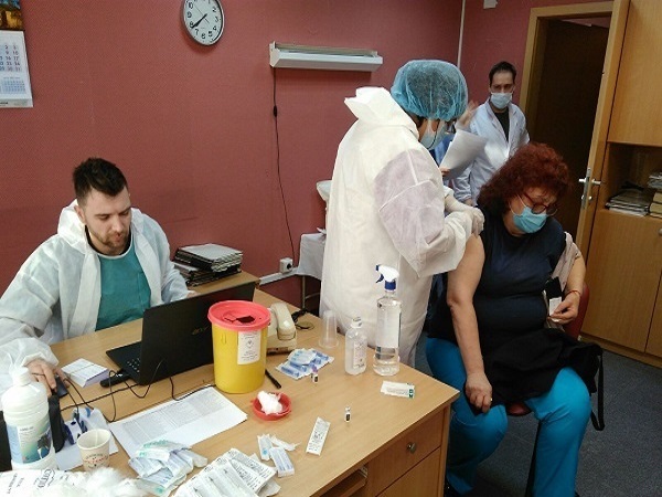 Продължава поставянето на ваксини на хора от домовете за възрастни в София