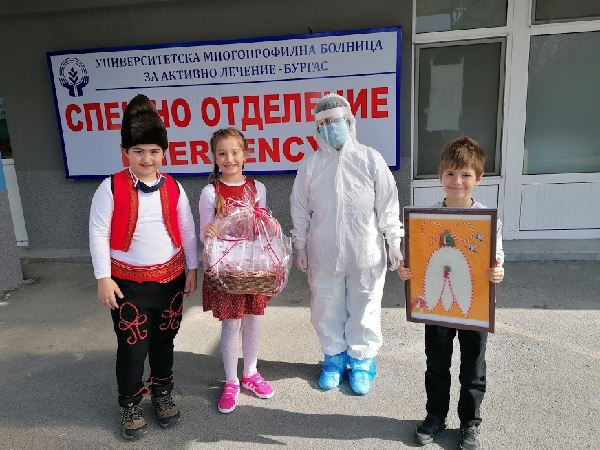 Второкласници дариха с мартеници медиците в Спешно отделение на  УМБАЛ Бургас
