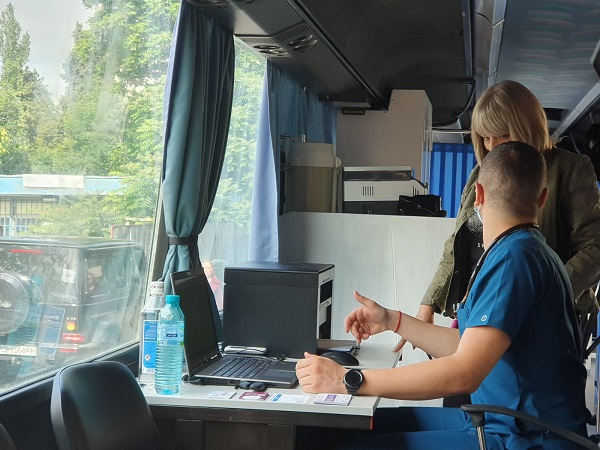 Мобилен пункт-автобус за имунизация срещу COVID заработи в София 