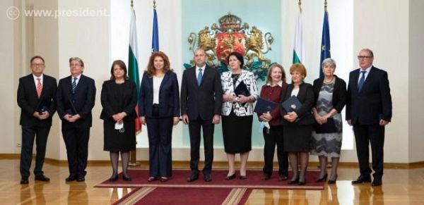 Президентът награди с Почетен знак седмина български педиатри и неонатолози 
