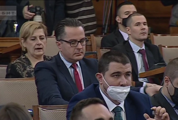 Глобяват 21 депутати за неносене на маски в Парламента