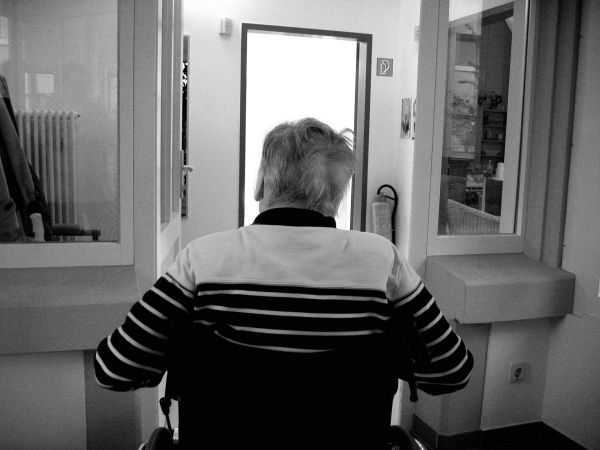 Варна: Откриват два центъра за подкрепа на хора с деменция 