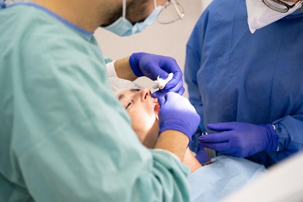 Великобритания: Драматичен недостиг на зъболекари, хора се самолекуват с опасни методи