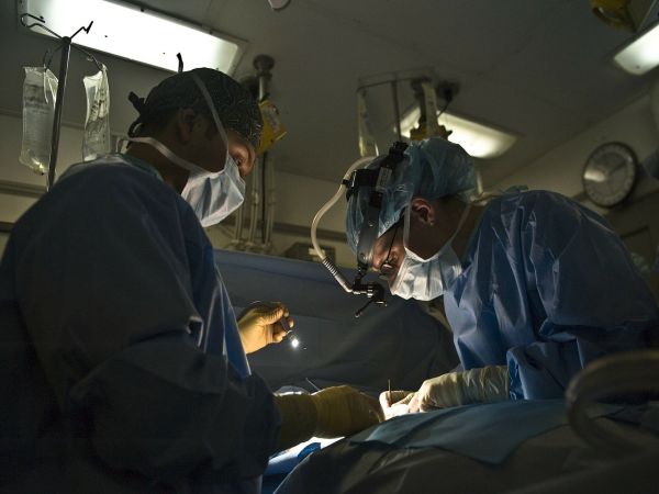 Български лекар извади 32 кг тумор от пациентка в Германия със сложна операция