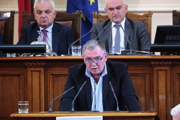 ГЕРБ приемат оставката на д-р Комитов, БСП искат дебат за мотивите му 