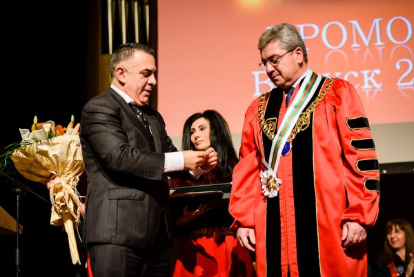 Ректорът на МУ–Варна стана почетен гражданин на Сливен