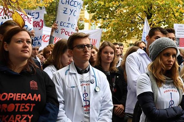 Лекарите в Полша протестират заради драстично увеличено работно време