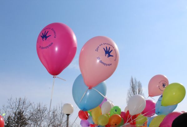 Десетки балони полетяха в знак на солидарност с хората с редки болести 