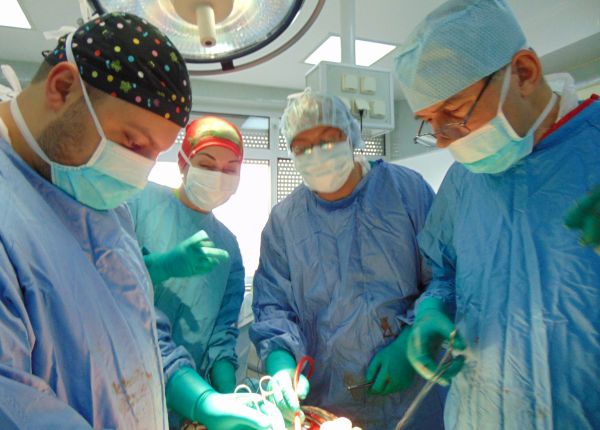 Лекари оперираха жена с 3-килограмов тумор
