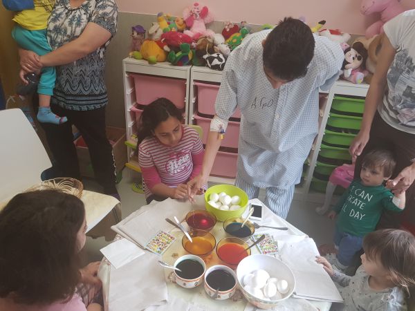 Деца боядисваха яйца в „Пирогов“