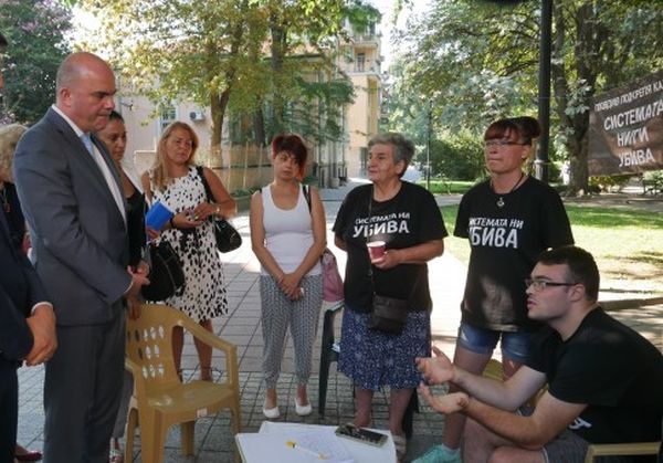 Социалният министър отиде при протестиращи хора с увреждания в Пловдив