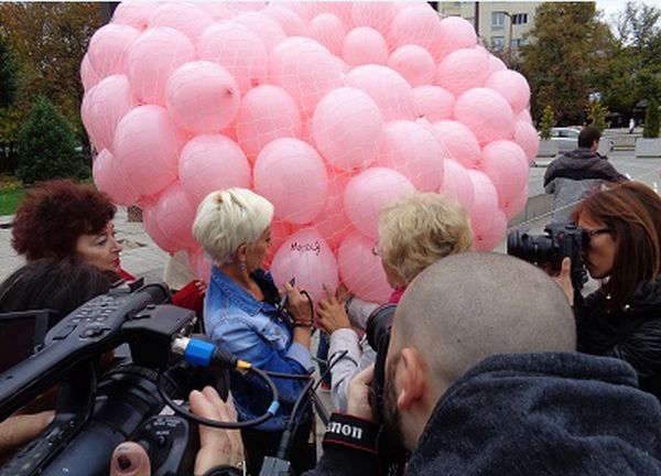 1200 розови балона полетяха в памет на жените, починали от рак на гърдата