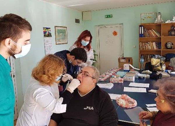 Студенти по дентална медицина от МУ Варна направиха прегледи на хора с увреждания