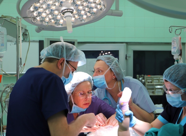 Екипи на ВМА и „Пирогов” оперираха бебе с рядък рак на черния дроб