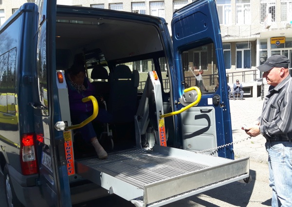 Автомобил с платформа за инвалидни колички вече вози болните на хемодиализа в УМБАЛ Бургас